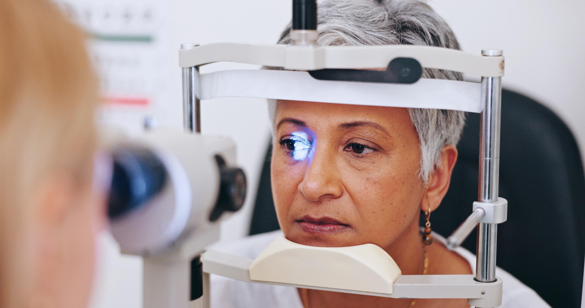Doctor examining a patient’s eye to assess cataract symptoms before cataract surgery in Singapore