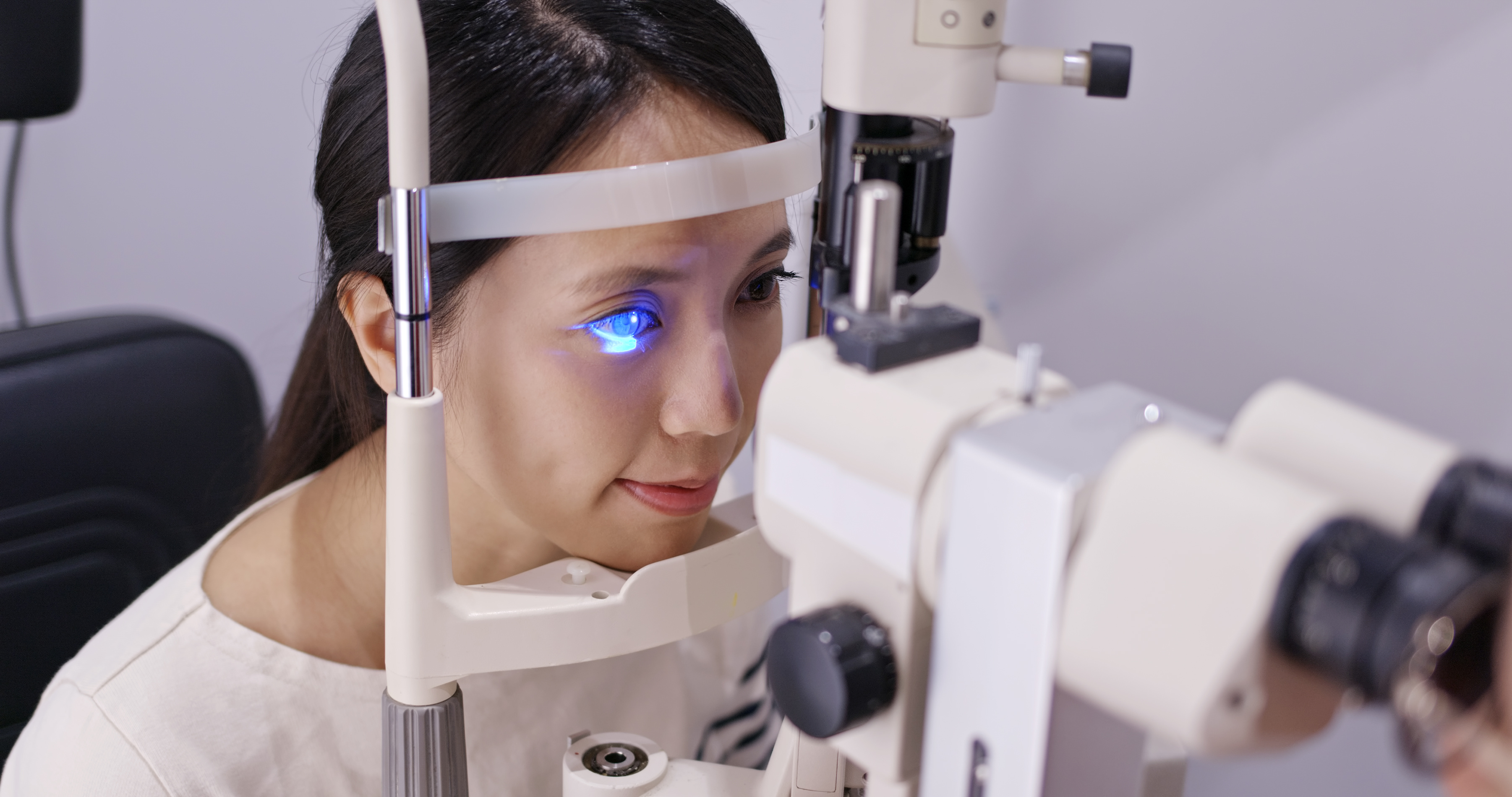 Woman undergoing an eye scan, showing why early checks with a retina specialist in Singapore can support eye health.
